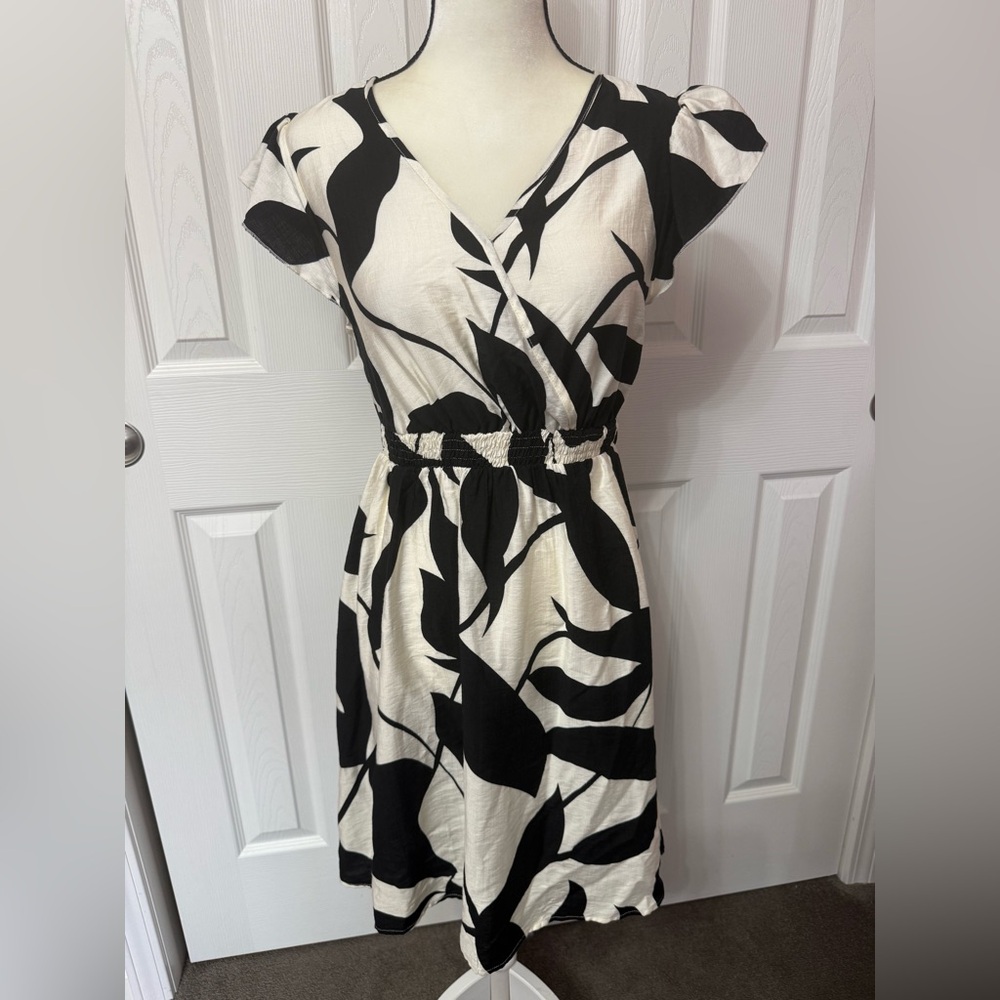 Cupshe Black & White Floral Mini DressV Neck Flutter Sleeve Size M #2302 - Picture 3 of 12